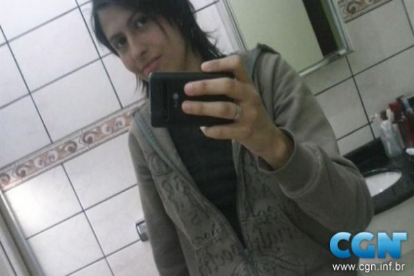 Adolescente sai para ir à casa de amigas e desaparece