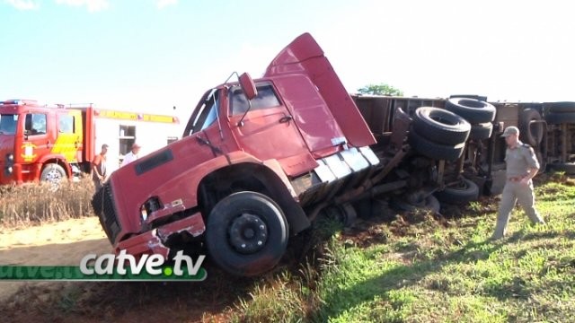 BR 369: caminhão de Santa Catarina tomba após bater em Palio