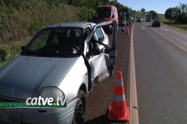 Fiorino atinge porta de Clio; motorista iria ajudar outro a trocar pneu