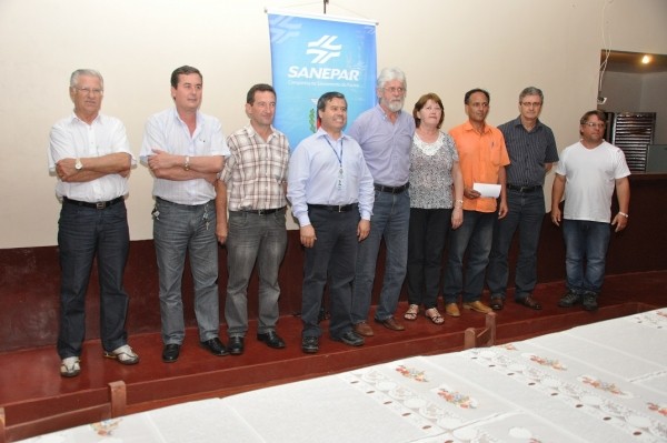 Prefeito e Sanepar apresentam projeto de abastecimento de água tratada no interior