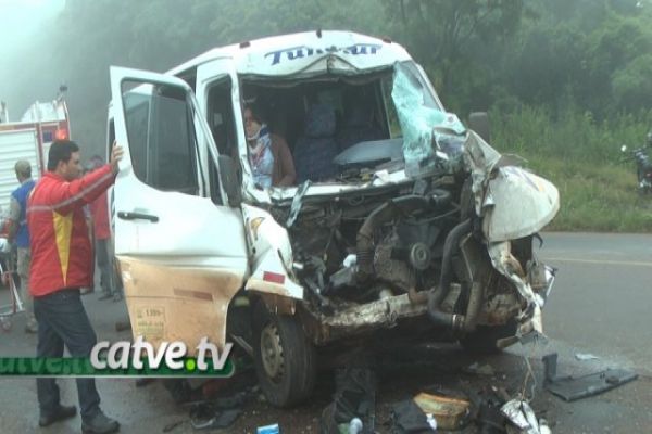 Van com trabalhadores bate em caminhão na BR 163 e seis ficam feridos