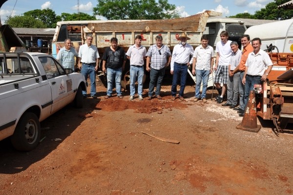 Prefeito e Vereadores de Corbélia vistoriam parque de máquinas