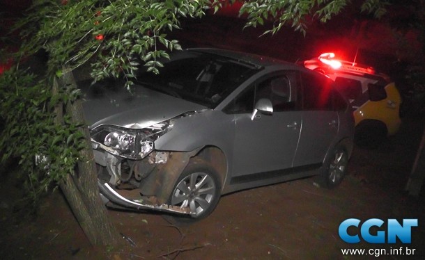 Em fuga, Citroen C4 bate em árvore