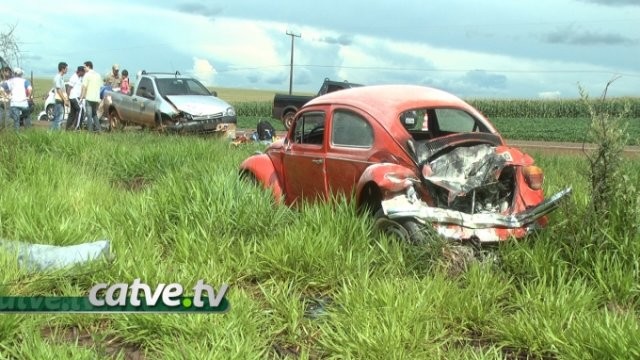 BR369: Strada bate na traseira de Fusca que vai parar em matagal