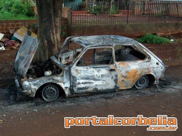 Veiculo é destruido pelo fogo no Bairro Santa Catarina