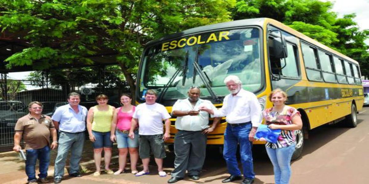 Corbélia recebe novo ônibus para transportar alunos
