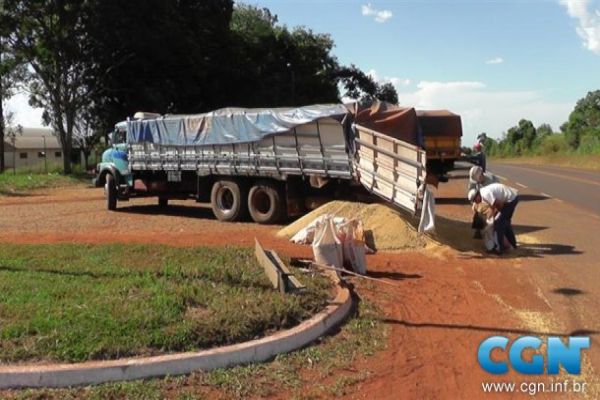 Bitrem bate em caminhão na BR-369