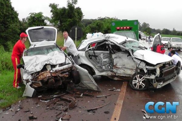 Acidente deixa mortos e pelo menos cinco feridos