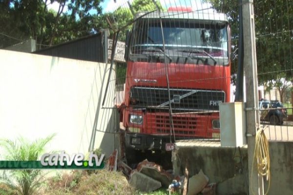 Caminhão desgovernado bate em muro da delegacia de Corbélia