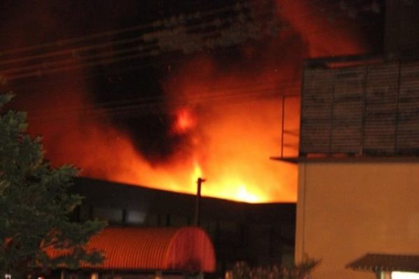 Fogo em unidade da Sadia gera fumaça tóxica, e bombeiros isolam área