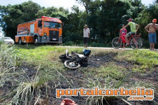 Motocicleta em chamas é encontrada nas margens da PR573 próximo a Corbélia