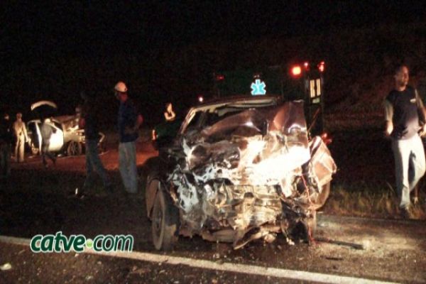 Batida frontal na BR 369 deixa quatro mortos em Cascavel