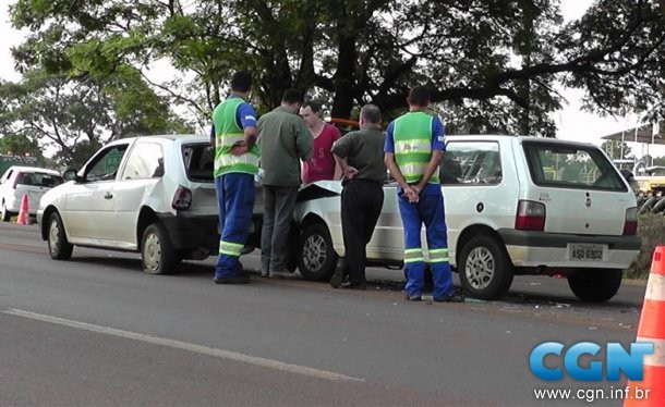 Três veículos se envolvem em engavetamento na BR-369