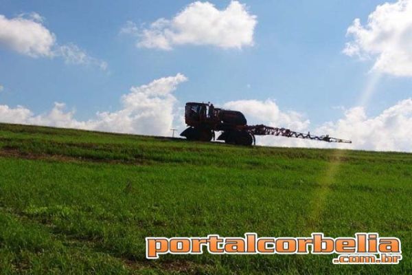 Trator de Pulverização Agricola encosta em fios de Alta Tensão