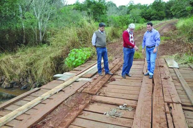 Anahy e Corbélia trabalham juntos para recuperar pontes e estradas