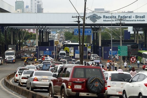 Menos de 24 horas depois, limite de compras no exterior volta a US$ 300