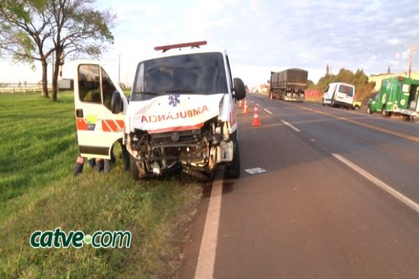 Ambulância de Corbélia se envolve em acidente na BR 369