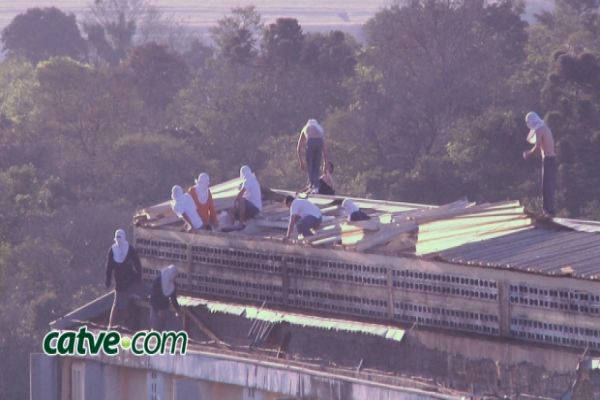 Detentos da PEC se rebelam, ateiam fogo no telhado e fazem reféns