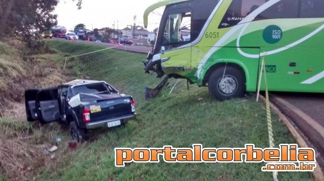 Colisão entre Hilux e ônibus é registrada no trevo de Corbélia