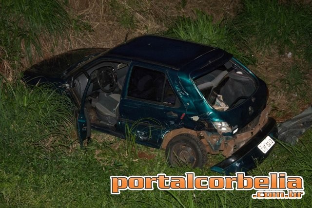 Onibus Bate em veículo no trevo de Corbélia