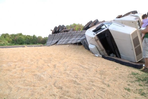 Carreta carregada com ração tomba na BR 369 em Corbélia