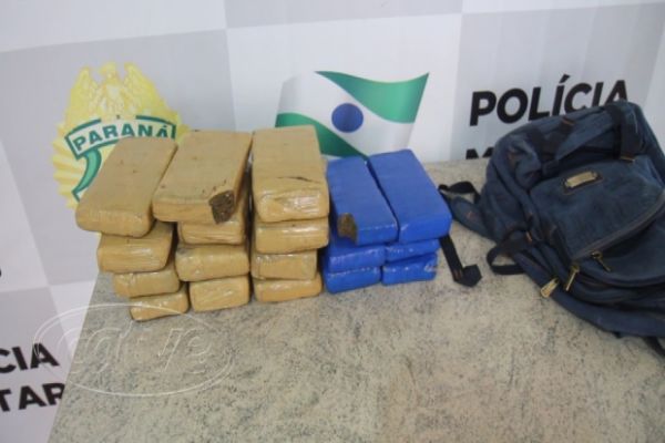 PM é avisada por motorista e encontra 12 kg de maconha em ônibus