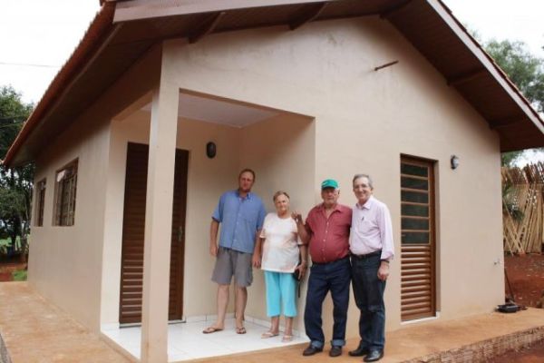 Produtores rurais de Corbélia recebem chaves de 16 novas casas