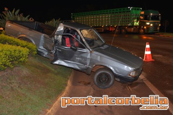 Pampa vai parar em canteiro após bater em carreta na BR369