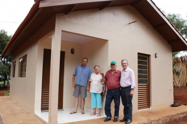 Produtores rurais de Corbélia recebem chaves de 16 novas casas