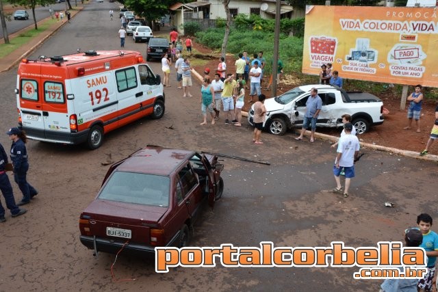 Menor fura preferencial e bate em Saveiro