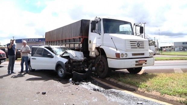 Caminhão e pick-up batem na BR 369 em frente ao Núcleo Industrial