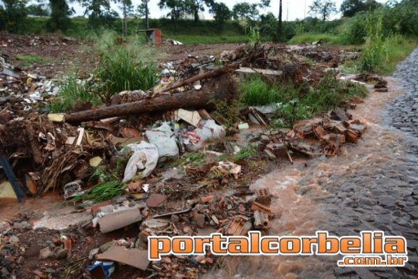 Depósito de entulhos irregular causa transtorno durante chuva