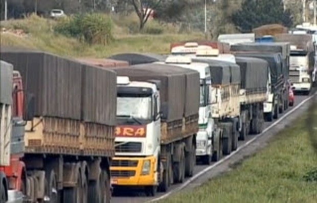 BR 277 está bloqueada para caminhões em sete pontos nesta quarta-feira