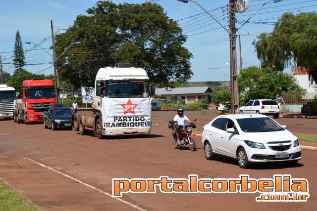 Manifestantes fazem carreata na cidade de Corbélia