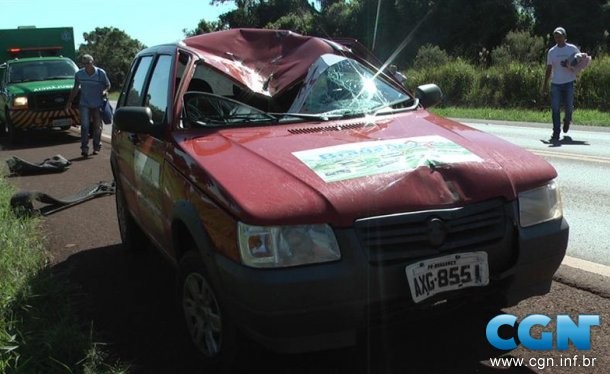 Recape de caminhão atinge veículo