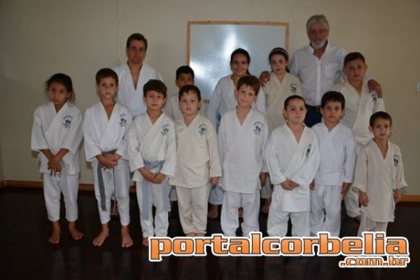 Alunos do projeto de Karatê recebem novos Kimonos 