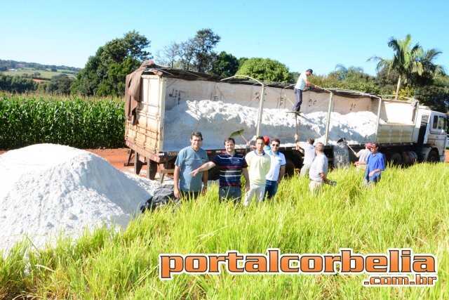 Município de Corbélia distribui calcário para os agricultores