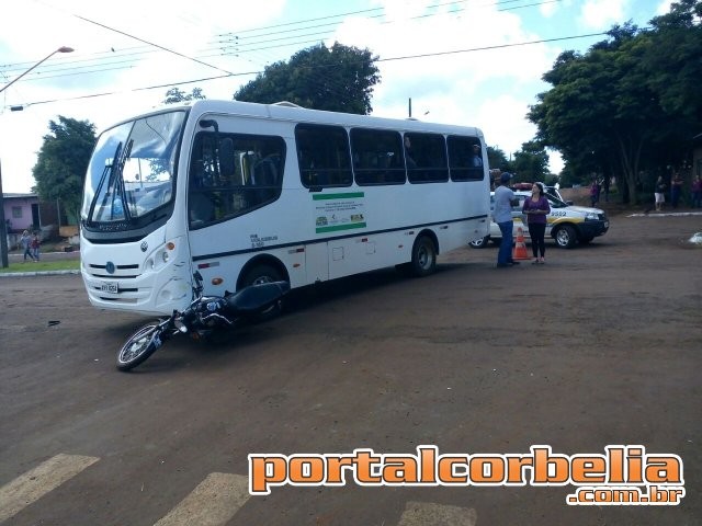 Moto em fuga pela contramão atinge ônibus