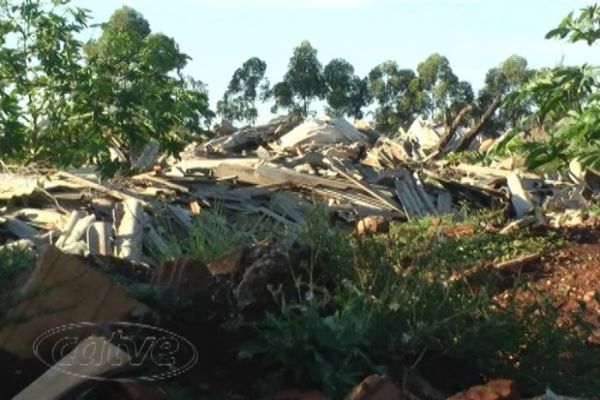 Telhas do vendaval que atingiu Corbélia preocupa os moradores