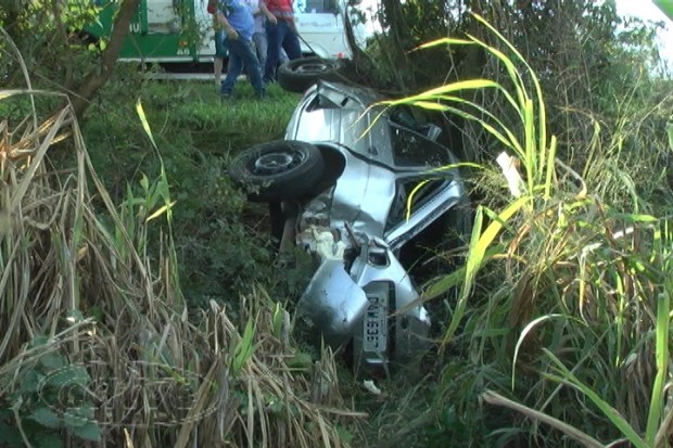 Carro fica destruído após capotar duas vezes na BR 369