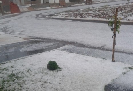 Cafelândia tem queda de granizo e camada de gelo chega a 10 cm