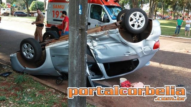 Carro capota em acidente no bairro Santa Catarina