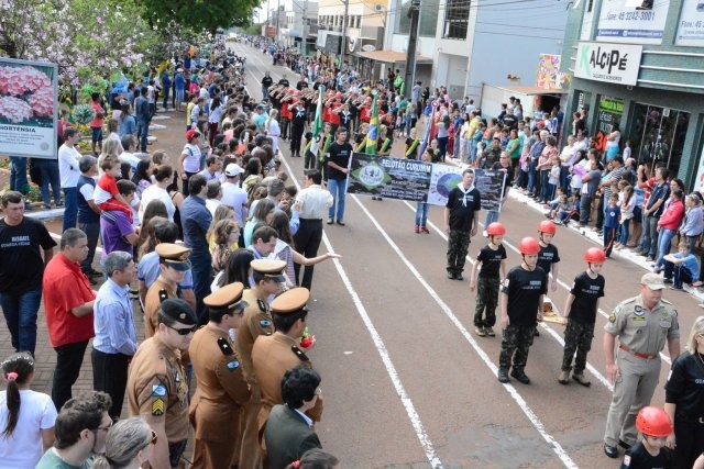 Desfile Cívico é realizado no centro de Corbélia