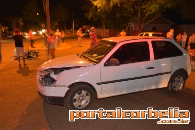 Motociclista fica ferido em colisão lateral com gol