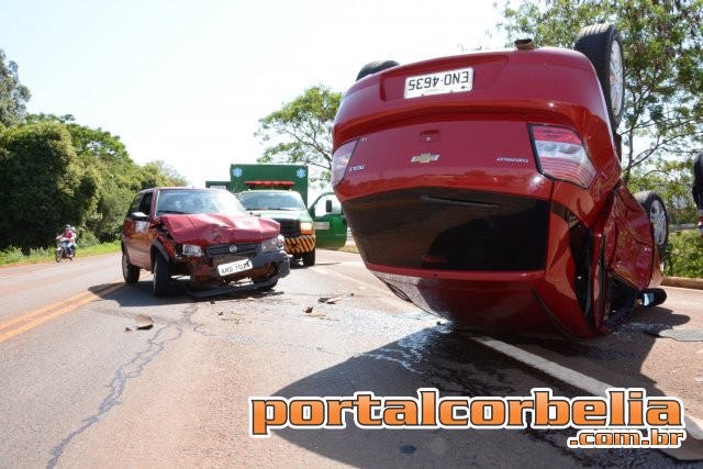 Veículo capota após colisão no trevo de acesso a Corbélia