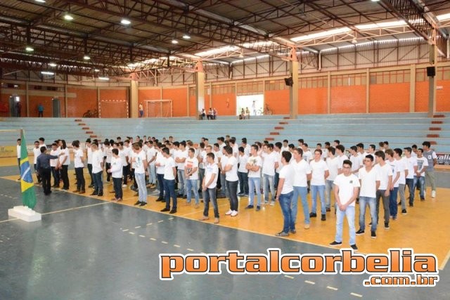 Jovens dispensados do Serviço Militar fazem Juramento à Bandeira