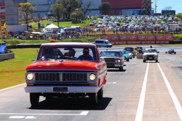 29ª Cascavel de Ouro terá show de Jorge Negretti e exposição de carros antigos