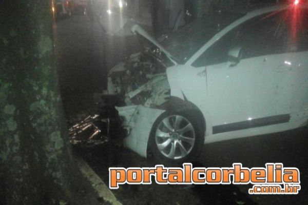 Acidente entre dois veículos deixa 3 pessoas feridas