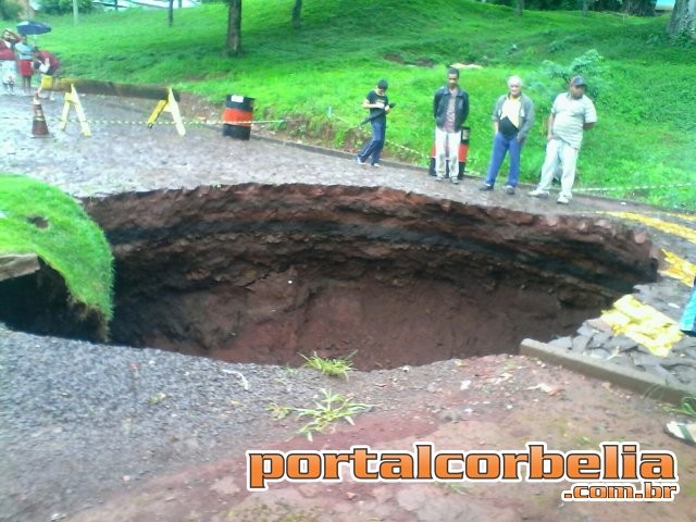 Cratera se forma no meio da rua próximo ao lago municipal