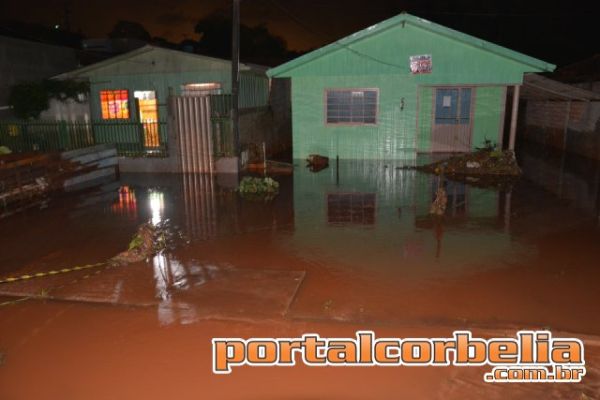 Chuva forte causa alagamentos e deixa família desabrigada em Corbélia